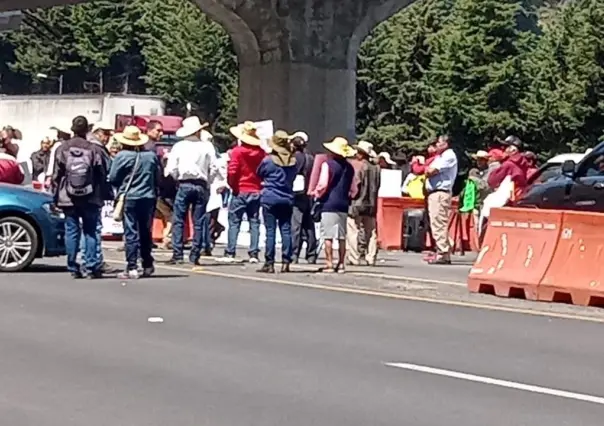 Bloquean comuneros la carretera México-Toluca