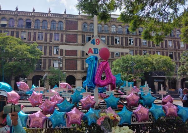 Padres de víctimas de guardería ABC reinstalan memorial frente a SCJN