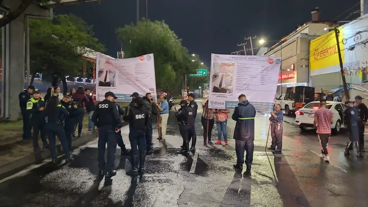 Familiares y amigos exigen aparición de Joey en Nezahualcóyotl: Bloqueo en Avenida Zaragoza. Foto: Ramón Ramírez