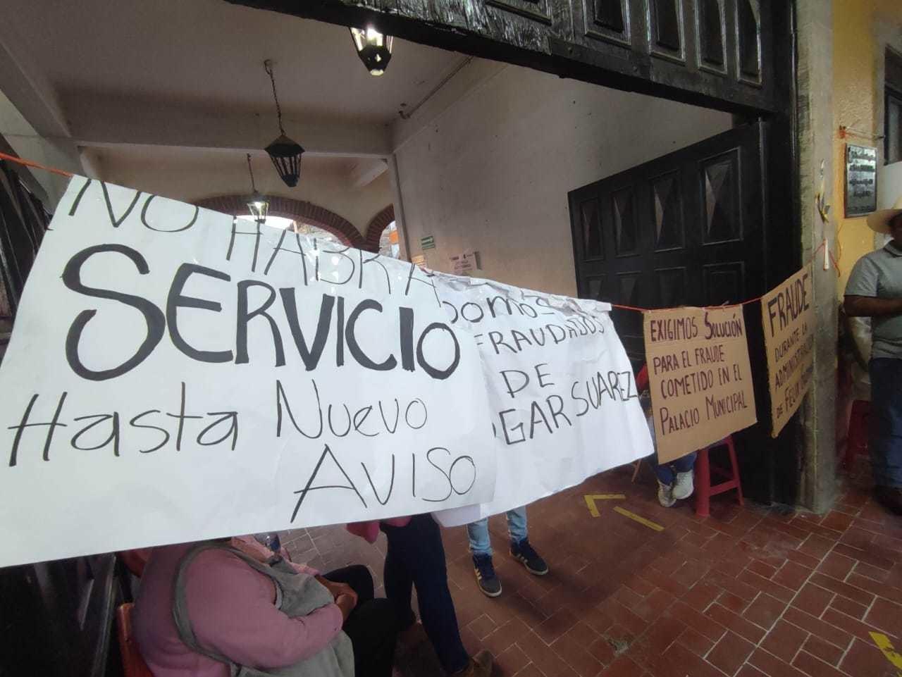 Toman el palacio municipal de Cocotitlán; reclaman fraude de tres regidores