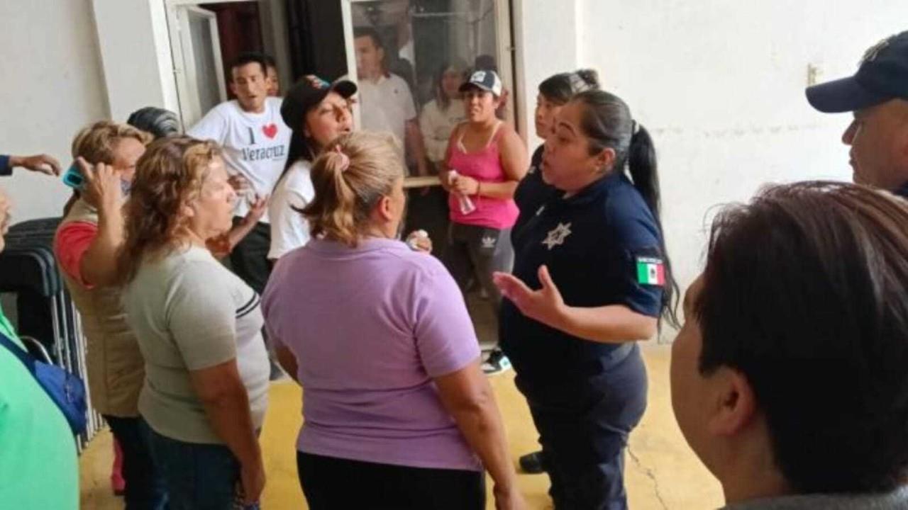 Toman el palacio municipal de Cocotitlán; reclaman fraude de tres regidores