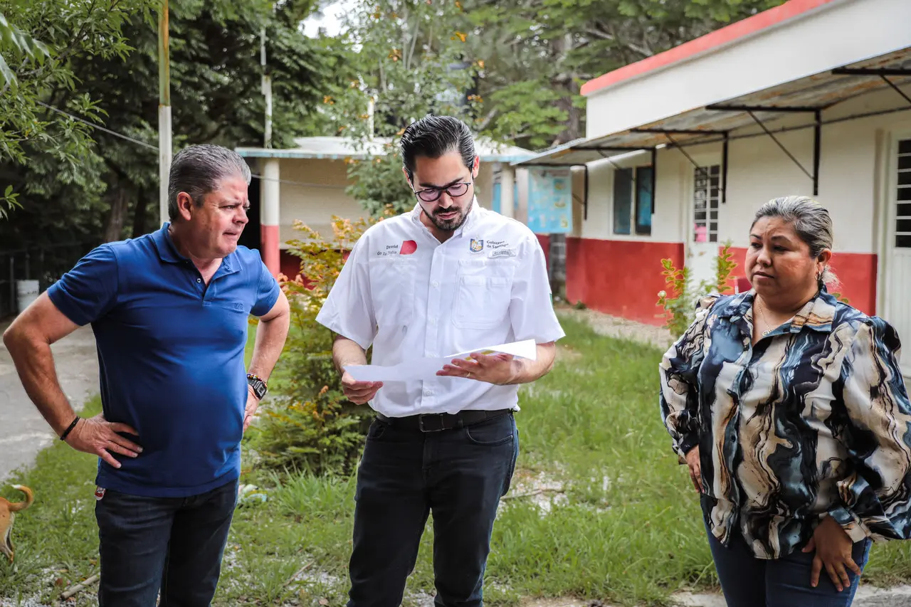 Alcalde de Santiago y comunidad trabajan juntos por la reconstrucción de la Escuela Primaria Emiliano Zapata