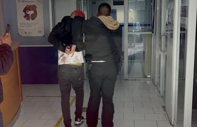 Apuñala y mata a un hombre y a un perro; policías lo detienen a dos cuadras