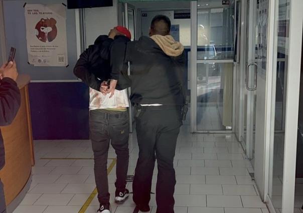 Apuñala y mata a un hombre y a un perro; policías lo detienen a dos cuadras