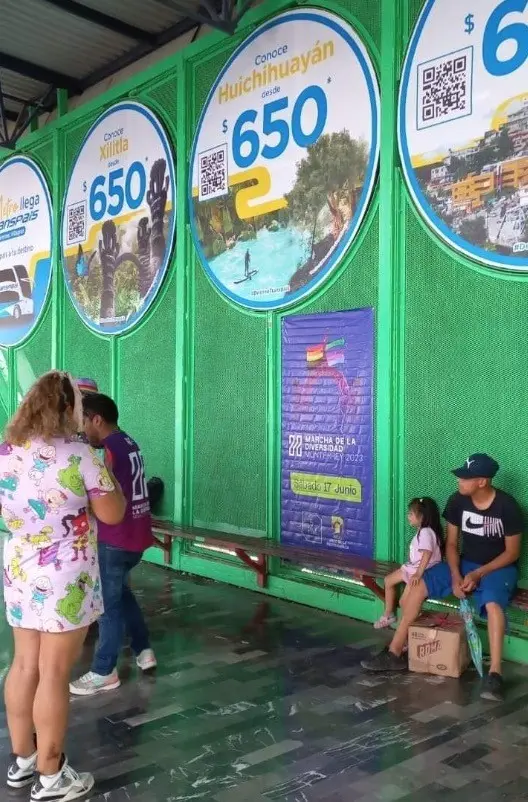 Se pinta metro de colores por marcha por el Día de la Diversidad