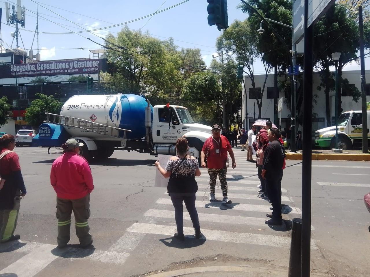 Trabajadoras de Azcapotzalco exigen pago por Día de las Madres. Foto: Ramón Ramírez