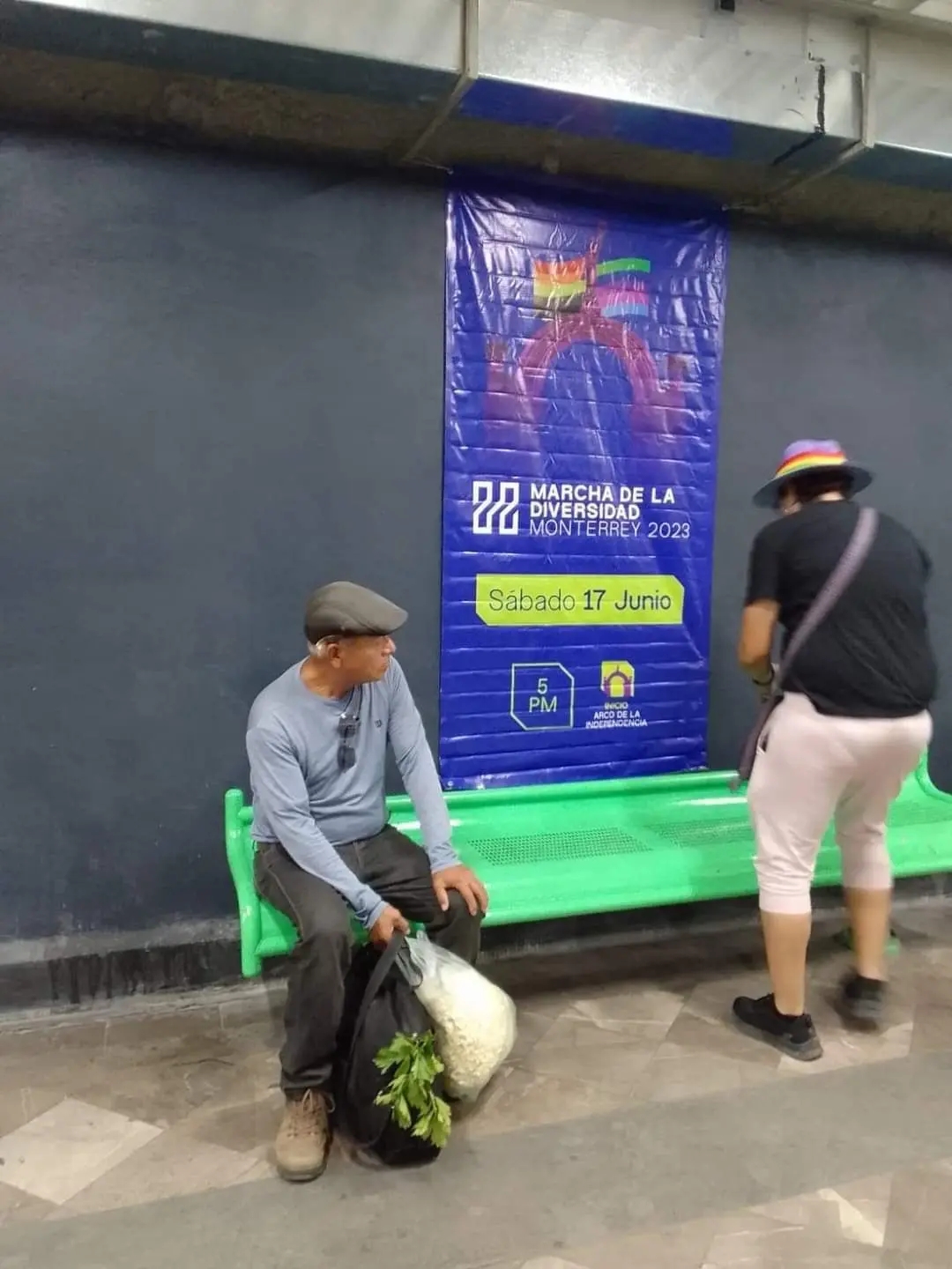 Se pinta metro de colores por marcha por el Día de la Diversidad