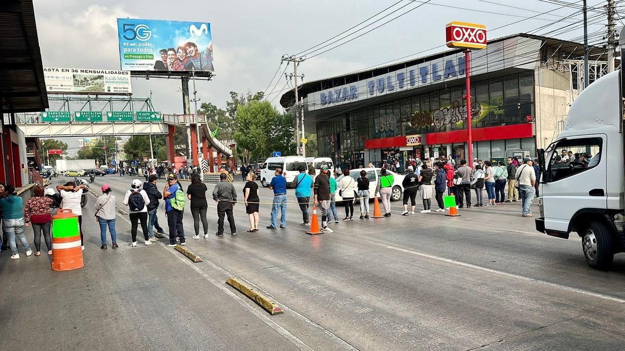 Bloquean vecinos la avenida López Portillo por falta de agua en Tultitlán