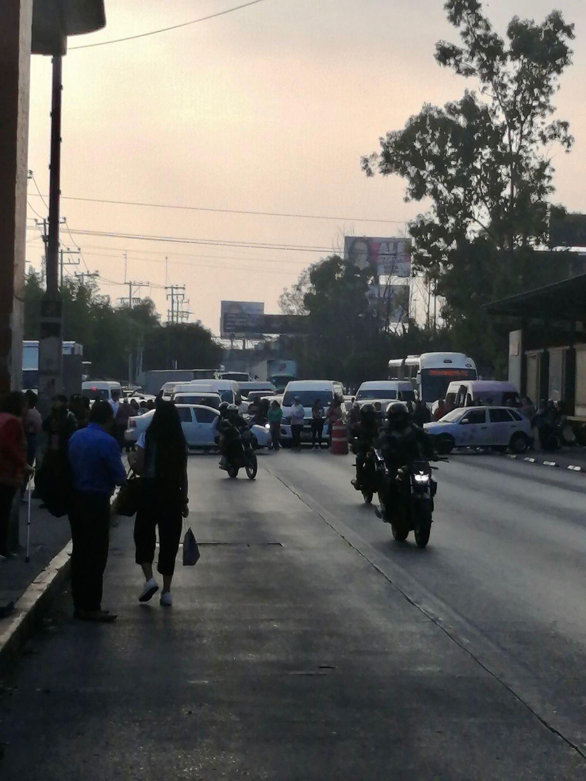 Bloquean vecinos la avenida López Portillo por falta de agua en Tultitlán