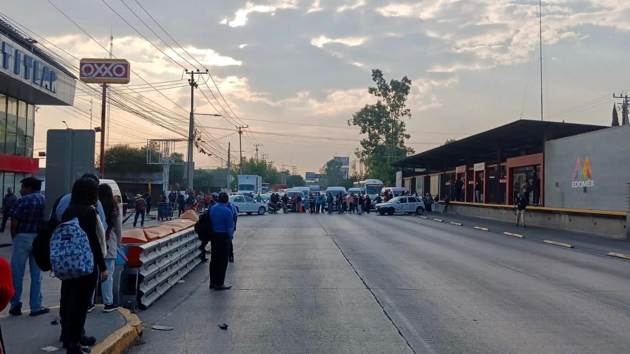 Bloquean vecinos la avenida López Portillo por falta de agua en Tultitlán
