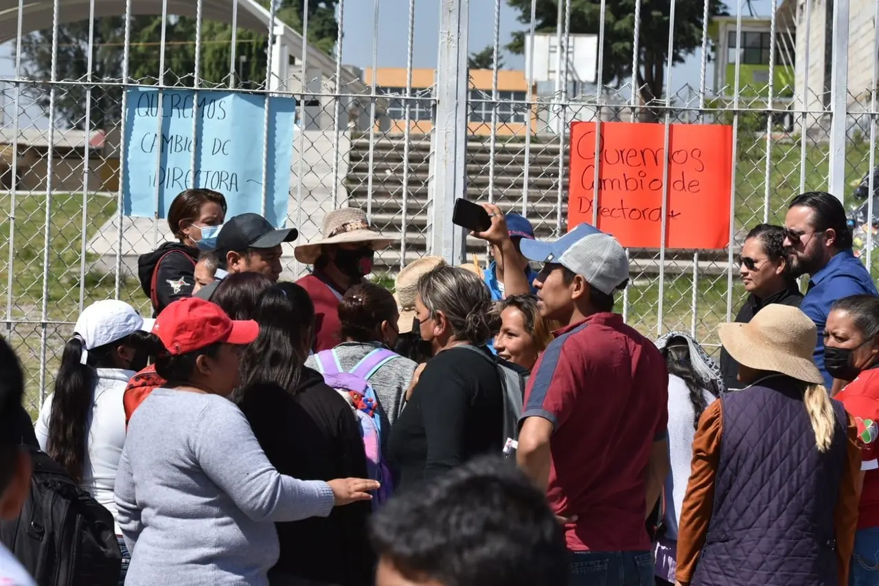 Protestan familias por irregularidades en telesecundaria de Toluca