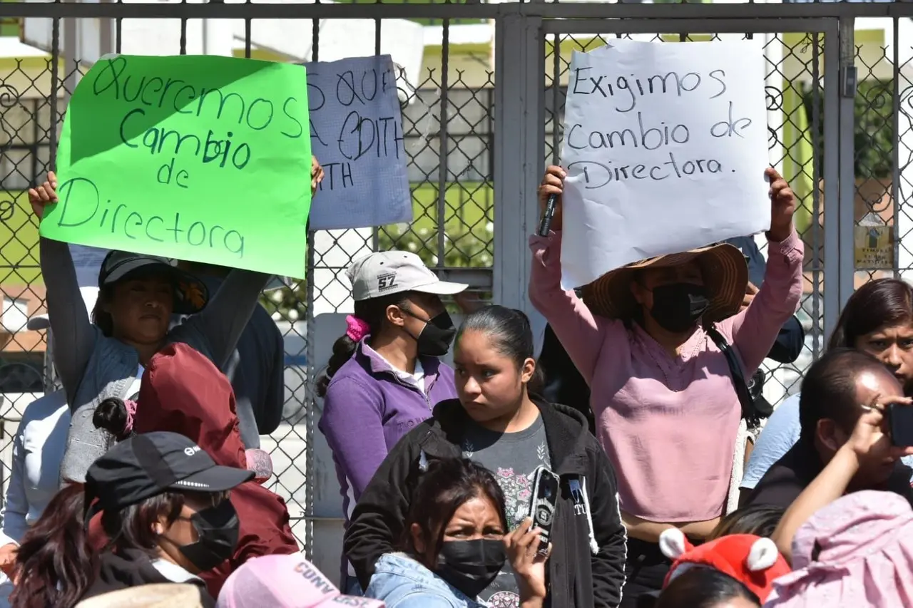 Protestan familias por irregularidades en telesecundaria de Toluca