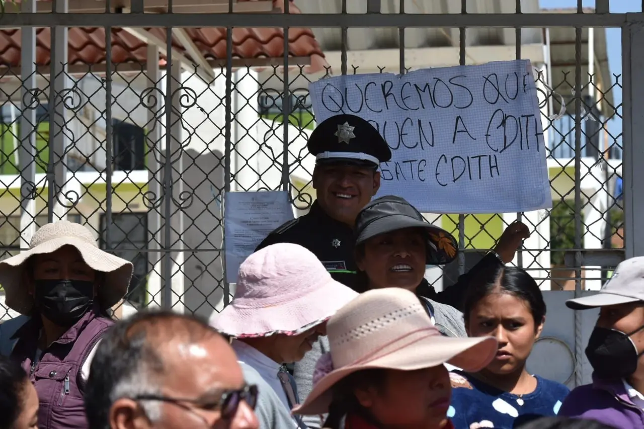Protestan familias por irregularidades en telesecundaria de Toluca