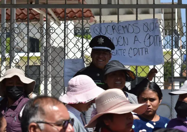 Protestan familias por irregularidades en telesecundaria de Toluca