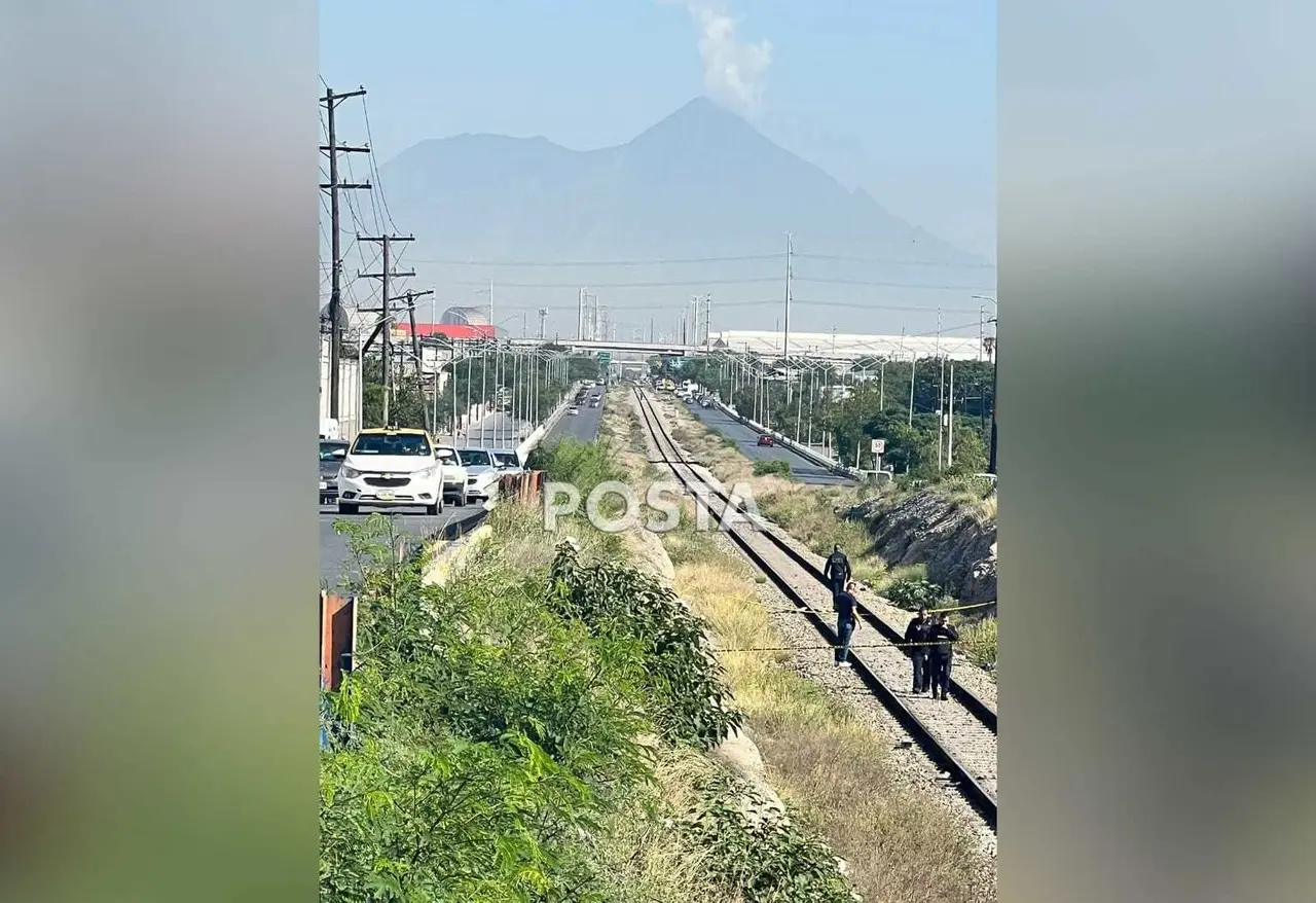 En un principio policías municipales fueron alertados sobre el hallazgo que se dio a un costado de las vías del tren en la avenida Juan Pablo II, cerca del cruce con López Mateos. Foto: Raymundo Elizalde.