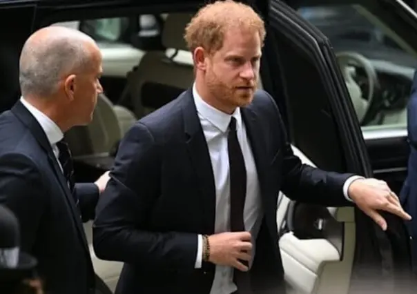 Declara el príncipe Harry en corte contra editorial que acusa de espionaje