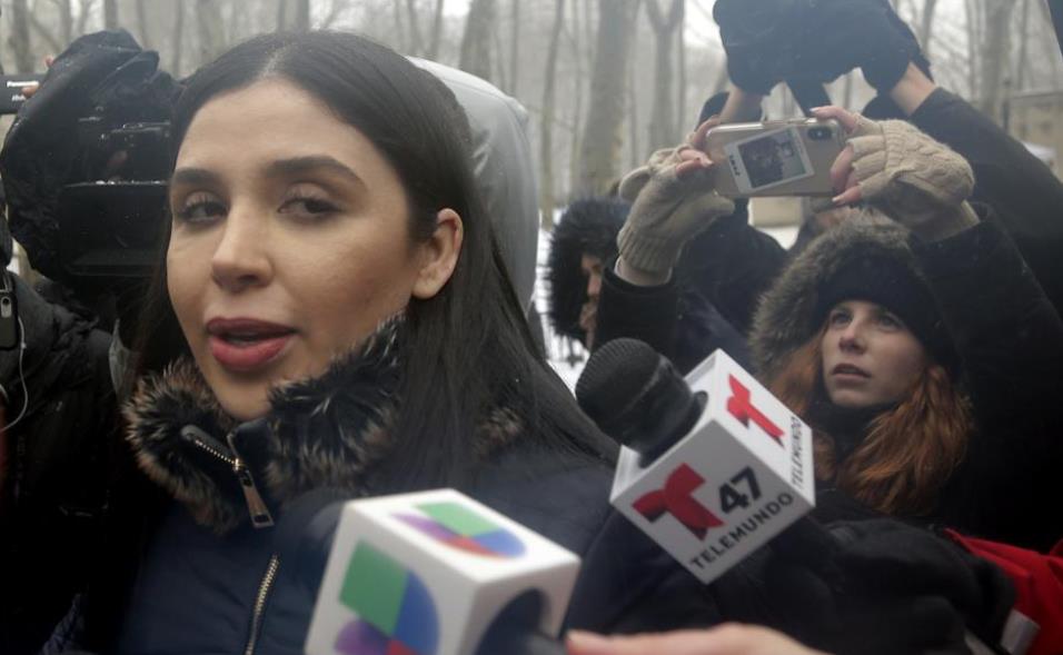 Emma Coronel Aispuro, esposa de Joaquín El Chapo Guzmán, sale de la corte federal en Nueva York. (AP Foto/Seth Wenig, Archivo)