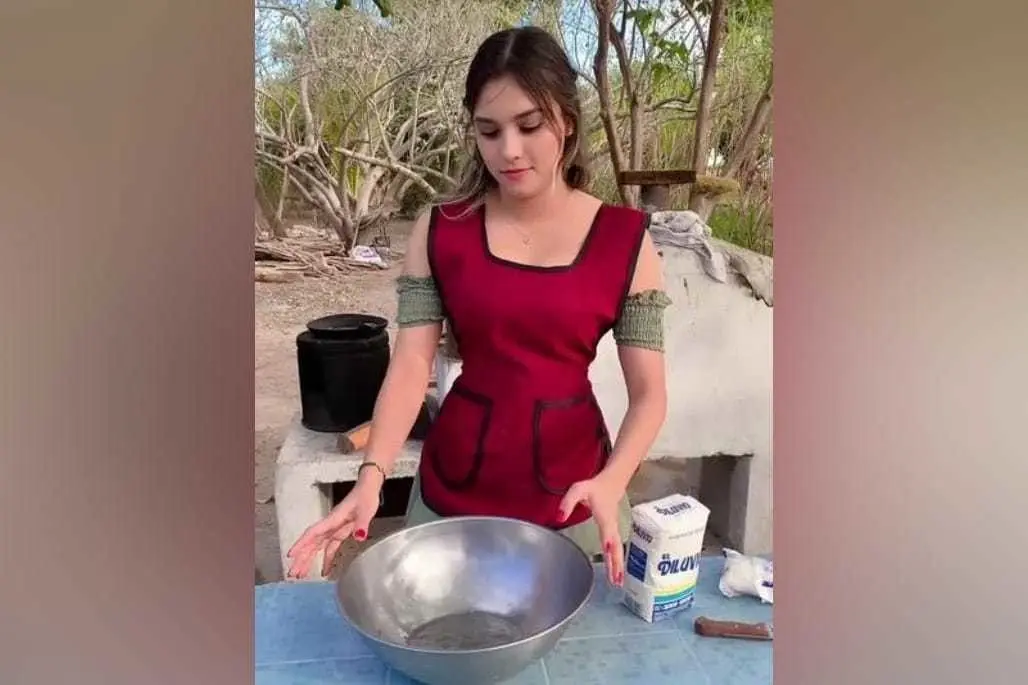 Además de preparar tortillas, esta joven también aprovecha sus redes sociales para presumir paisajes de su pueblo o sus habilidades para montar a caballo, además de su amor por la naturaleza, toda una joya. Foto: Especial.