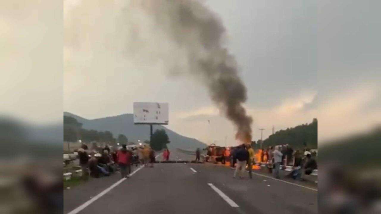 Pobladores de San Pedro Tlanixco acusaron a granaderos de haber usado gas lacrimógeno y petardos para retirar el bloqueo que hicieron en autopista Tenango - Ixtapan de la Sal. Foto: Cortesía