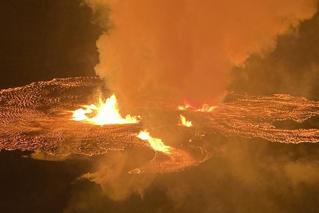 Esta imagen proporcionada por el Servicio Geológico de Estados Unidos muestra la erupción en la cima del volcán Kilauea, en Hawai, el miércoles 7 de junio de 2023. (Servicio Geológico de Estados Unidos vía AP)