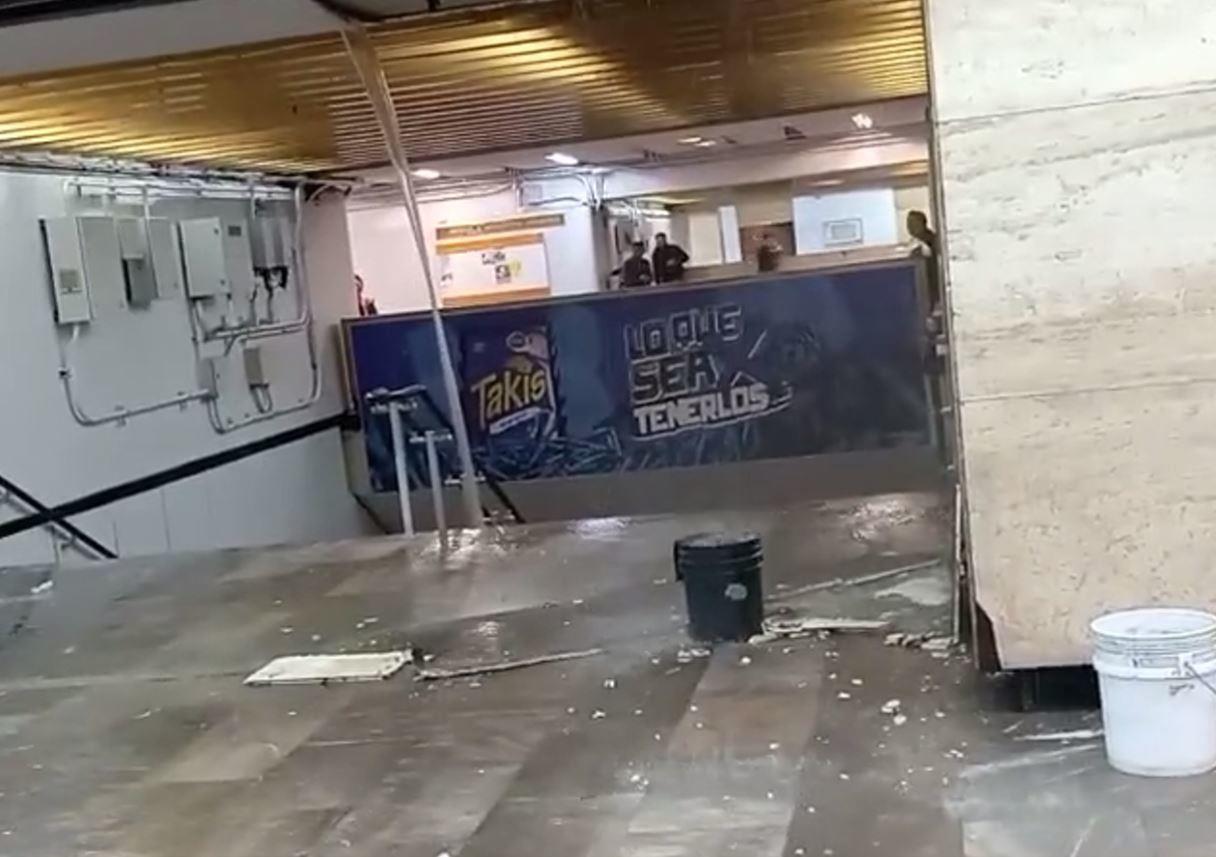 Varios usuarios denunciaron que parte del techo de la estación terminó por colapsar a causa de las fuertes lluvias. Foto: Especial