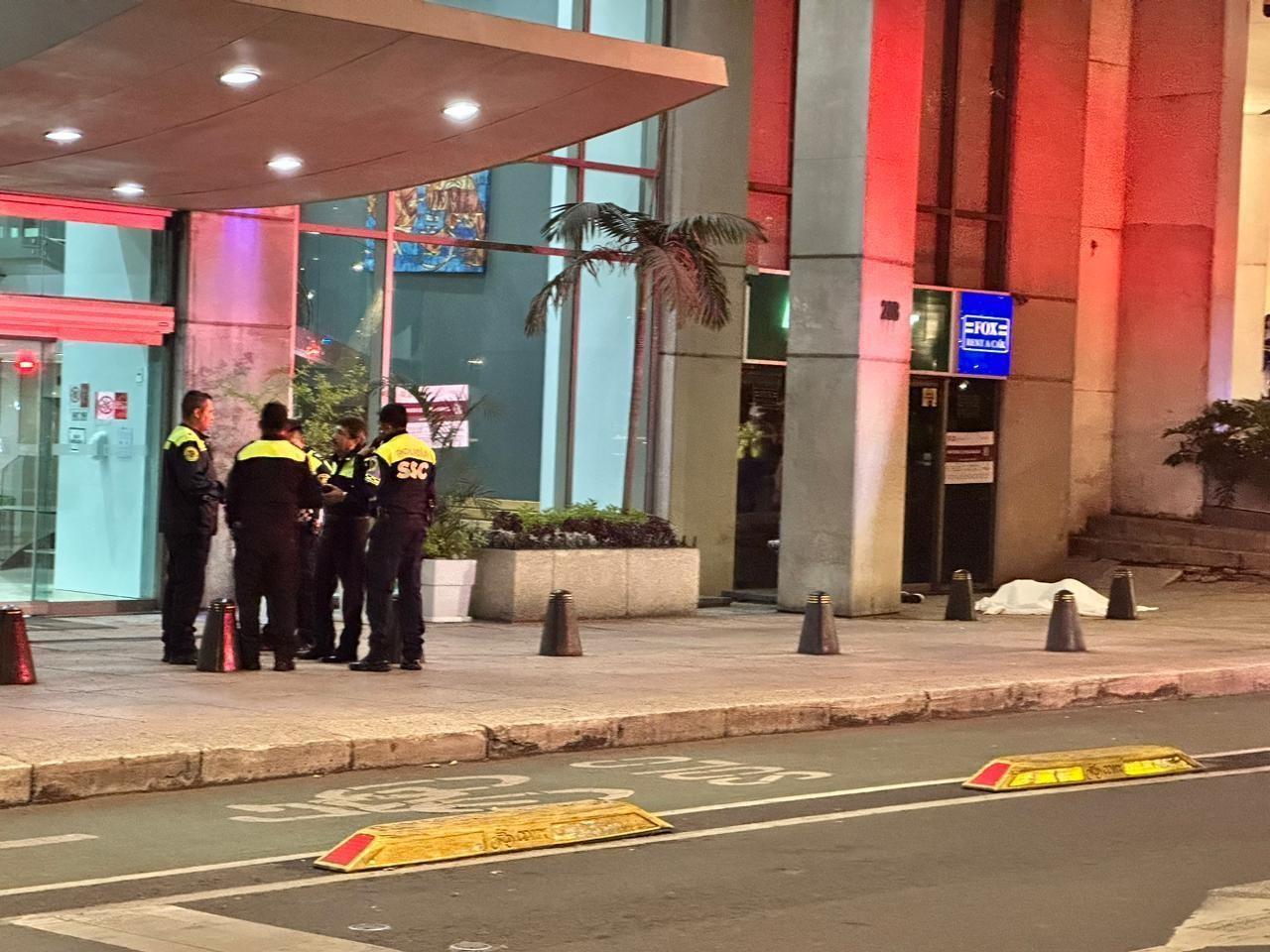 La mujer se encontraba sentada en el cristal de la ventana por lo que alertaron a los policías que se encontraban en la zona.