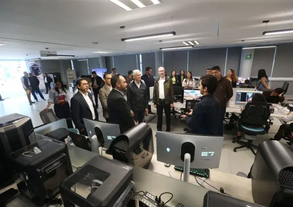 Entrega gobernador Laboratorio de Realidad Virtual y Edición Digital en la UAEM