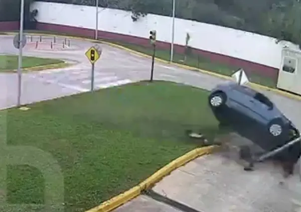 VIDEO: Vuelca abuelita en examen de manejo, confunde freno con el acelerador