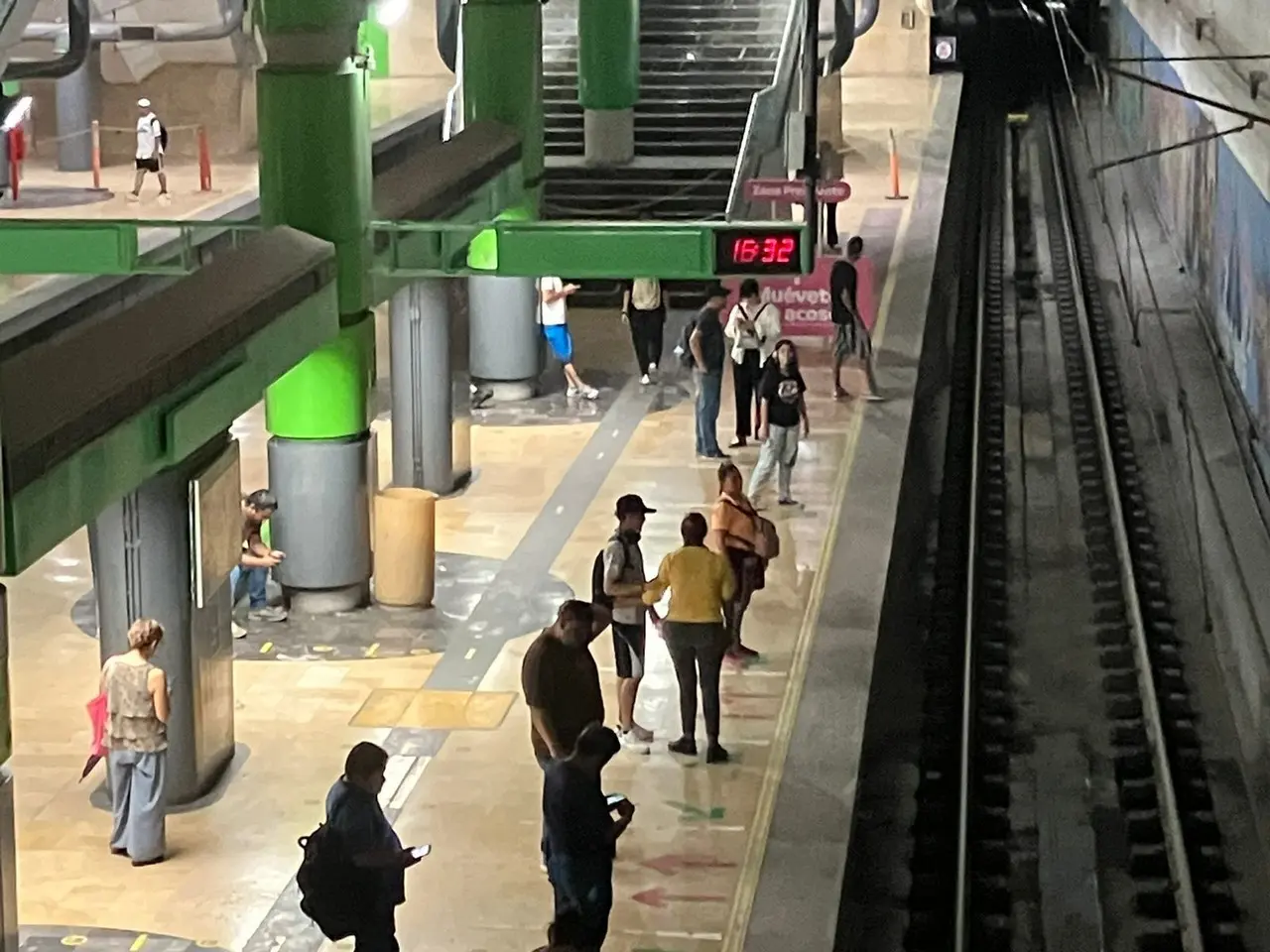 Son las estaciones de Cuahutémoc, Alameda, Padre Mier y Zaragoza, por mencionar solo las principales, que no tienen al menos una señalización temporal en alguna pared. Foto: Karla Omosigho