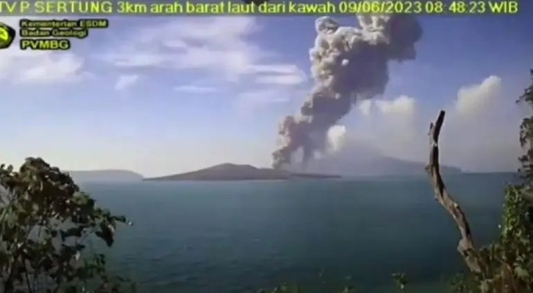 El estado del Anak Krakatoa registra el segundo nivel de alerta más alto después de que las autoridades lo elevaran en 2022 debido a un fuerte aumento de la actividad volcánica. Foto: Twitter @askanews_ita