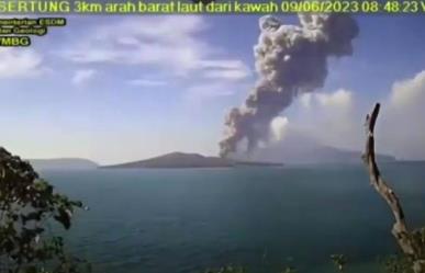 ¡Otro más! Hace erupción volcán Anak Krakatoa de Indonesia