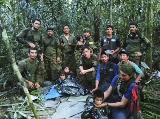 Rescatan a 4 niños sobrevivientes de la selva colombiana