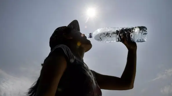 Las autoridades exhortaron a la población a evitar la exposición al sol por períodos prolongados, especialmente entre las 11 y 17 horas. Foto: AFP