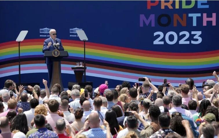 El presidente Biden y la primera dama Jill Biden organizan una celebración del orgullo  en South Lawn.. Foto. AP