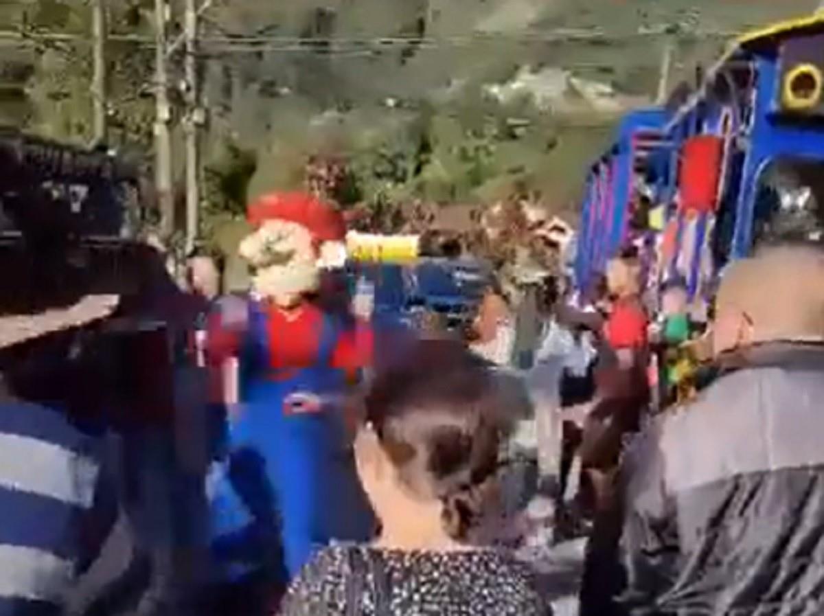 Spiderman, Black Panther, y Mario Bros, dan el mal ejemplo a los niños tras sostener una pelea a golpes en una fuera en Río de Janeiro, Brasil. Foto: Twitter @damadanoite14