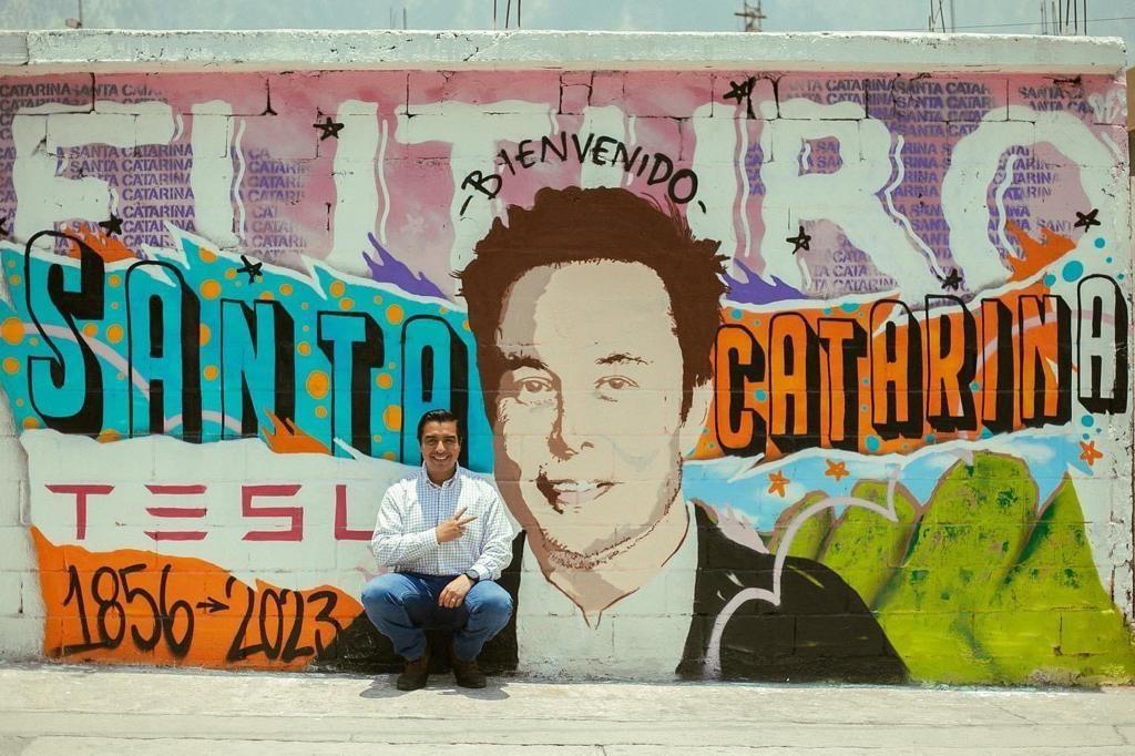 Mural de Elon Musk y Tesla en Santa Catarina celebra éxito industrial