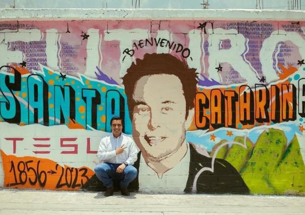 Mural de Elon Musk y Tesla en Santa Catarina celebra éxito industrial