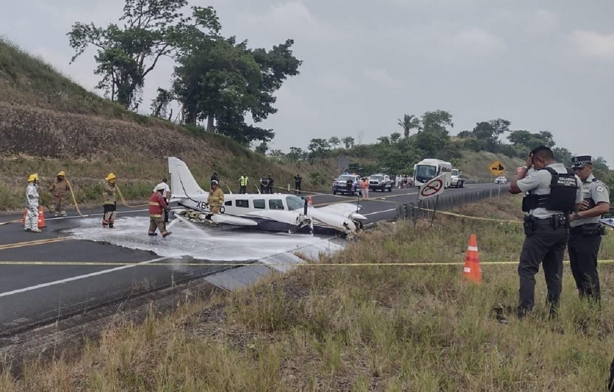 El piloto y 2 pasajeros de la aeronave resultaron ilesos tras el aterrizaje forzoso en la localidad de Totomoxtle, en el municipio de Papantla, Veracruz.  Foto: Secretaría De Protección Civil Del Estado de Veracruz