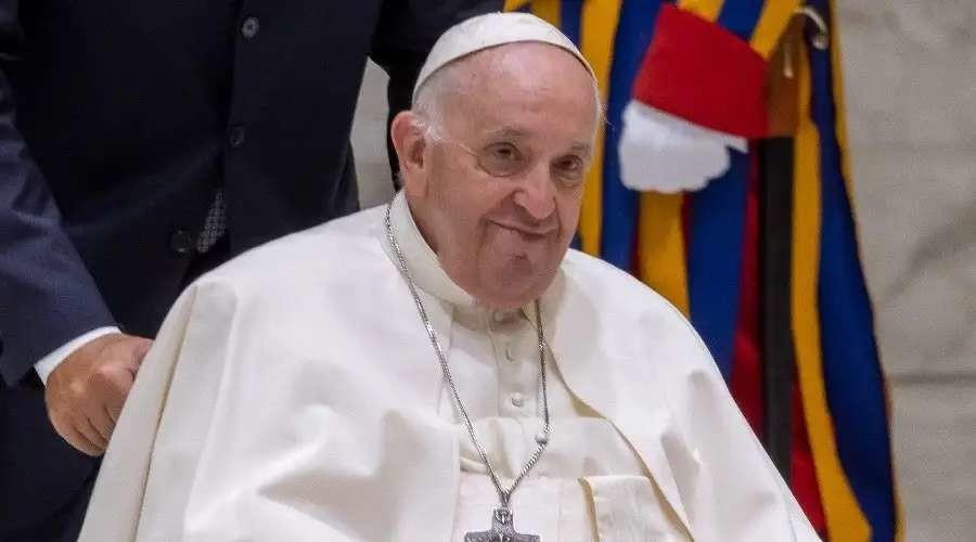 El papa Francisco realiza fisioterapia respiratoria y reza en privado . Foto. Vaticano News