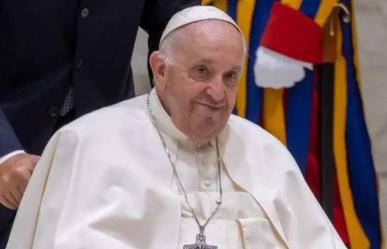 Papa Francisco reza en privado tras su operación por una hernia abdominal