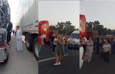 VIDEO: Arman novios baile en bloqueo de la carretera México-Puebla