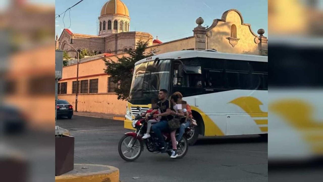 Una familia fue captada circulando por las calles de Durango en una motocicleta de forma irregular. Foto: Especial/ POSTA Mx.