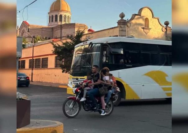 ¿Vale la pena el riesgo? Una familia es captada en una motocicleta