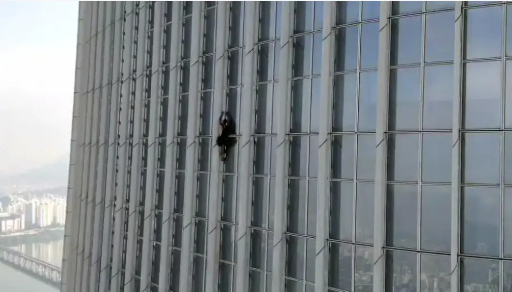 Británico es detenido tras escalar más de la mitad de un rascacielos de Seúl. Foto.  (The Seoul Metropolitan Fire and Disaster Management Headquarters, via AP).