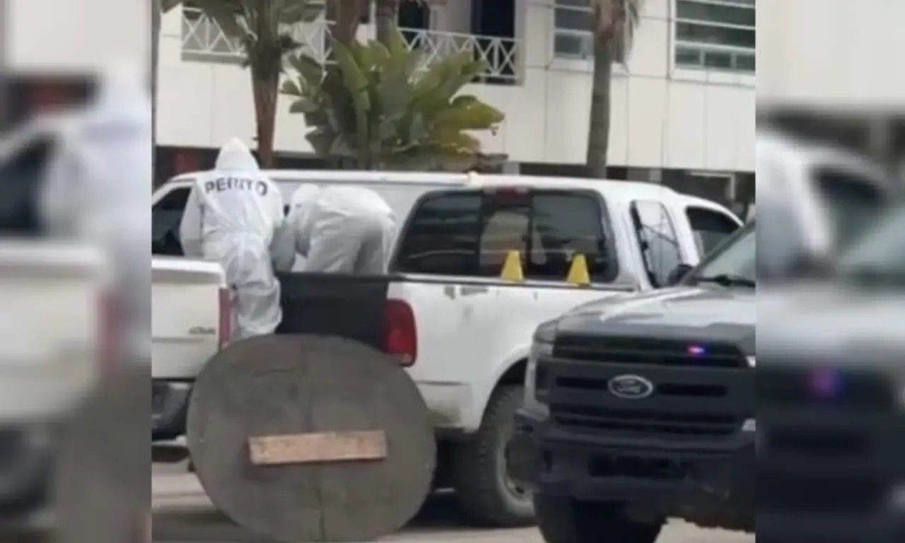 La Fiscalía General del Estado detalló en un comunicado que la policía municipal halló la camioneta con las puertas abiertas y, tras una revisión, encontró en el asiento posterior un cuerpo envuelto en una cobija. Foto: Especial.