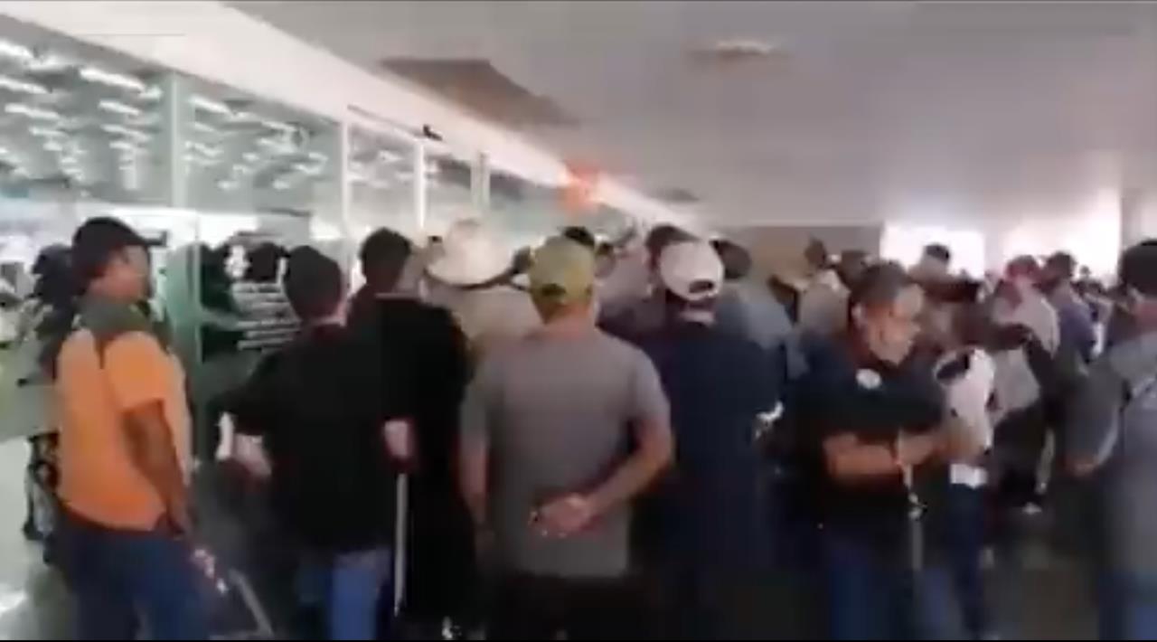 A pesar de que la Guardia Nacional tomó el control del aeropuerto de Culicán, los productores evitaban el acceso de quienes buscaban ingresar para abordar su vuelo. Foto: Captura de pantalla