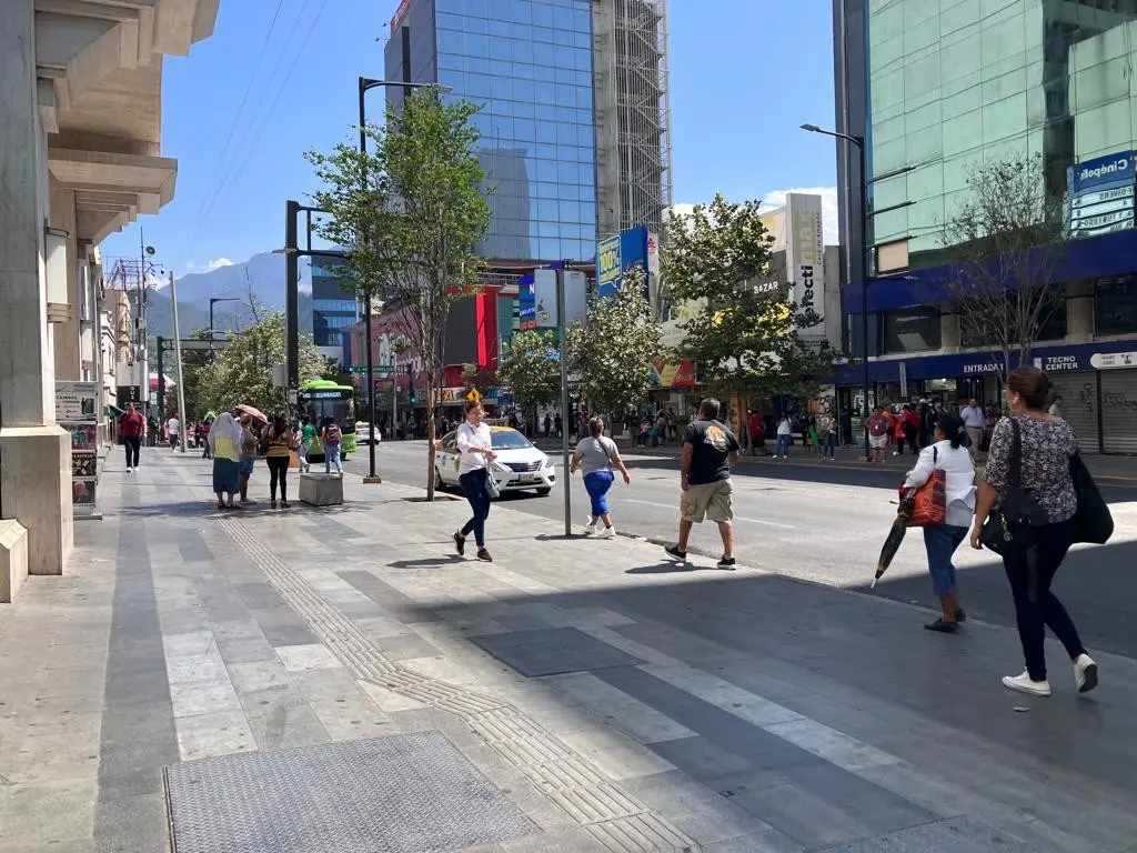 Sin clima y nula ventilación: así viven la ola de calor usuarios de transporte