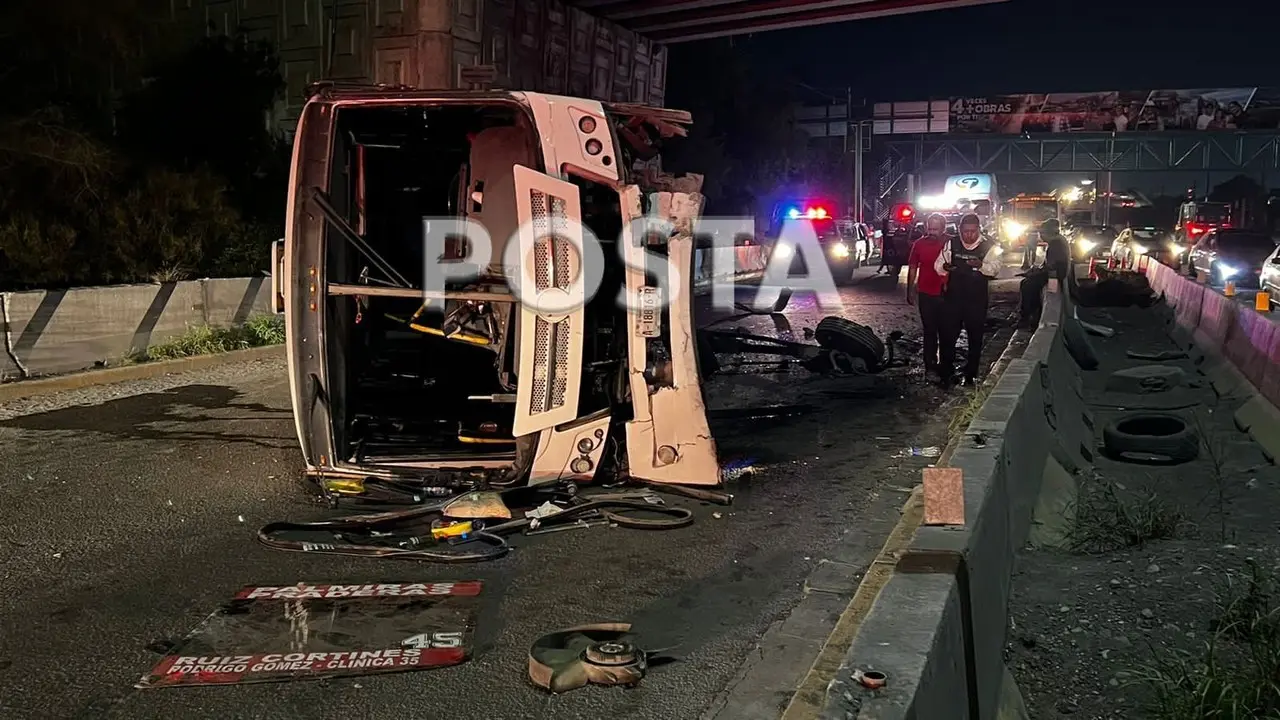 Tras el hecho el chofer presuntamente salió de la unidad y escapó corriendo, mientras en la unidad que viajaban personas de la tercera edad, menores y trabajadores pedían a gritos que los ayudarán. Foto: Raymundo Elizalde.