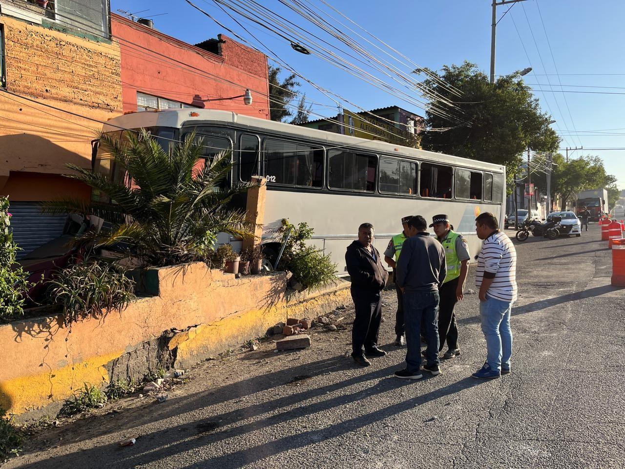 El chofer dijo que se quedó sin frenos y que le comenzó a fallar la dirección hidráulica por ello se impactó contra una casa y un automóvil en los carriles laterales de la autopista. Foto: Israel Lorenzana.