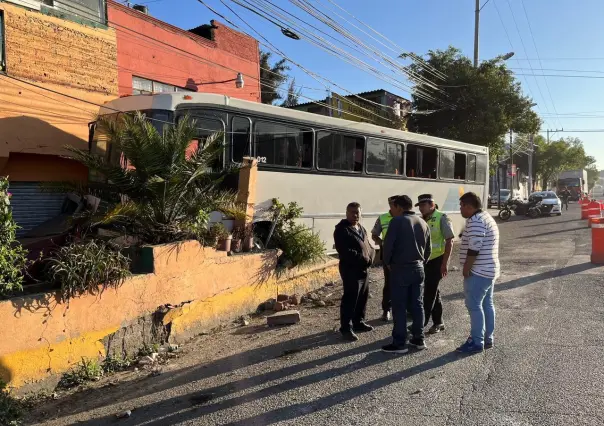 Choca unidad de transporte pública contra una casa en Tlalnepantla